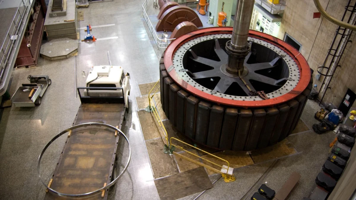 Large generator rotor and windings in an industrial hall